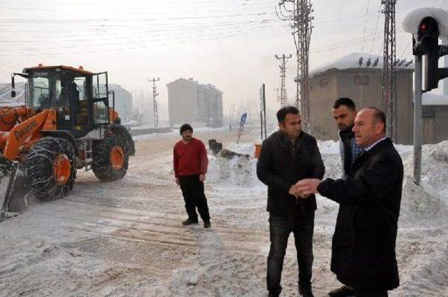 Yüksekova'da Karları Temizleme Çalışması