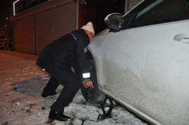 İnegöl’De Ambulans Direğe Çarptı: Doktor Yaralandı