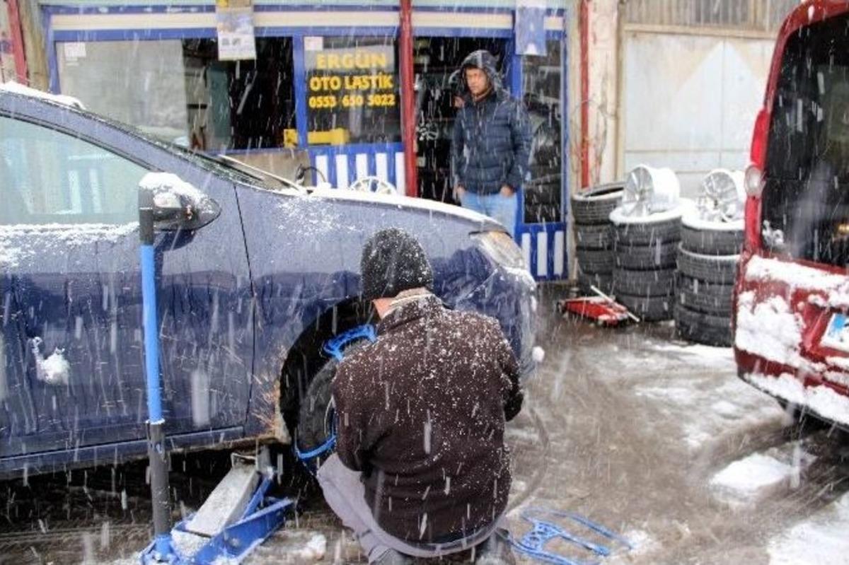 Kar Yağışı S&uuml;r&uuml;c&uuml;lere Zor Anlar Yaşattı