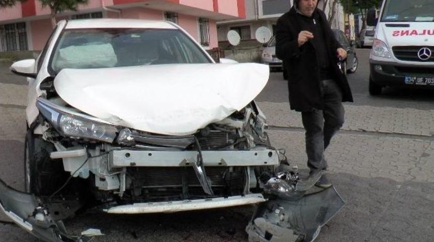 Ataşehir&rsquo;de 3 Kişinin Yaralandığı Kazadan Gasp Olayı &Ccedil;ıktı