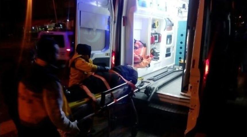 Kocaeli&rsquo;de İki Otomobil Kavşakta &Ccedil;arpıştı: 1 Yaralı