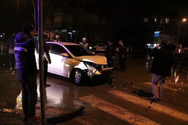 Kocaeli’de İki Otomobil Kavşakta Çarpıştı: 1 Yaralı