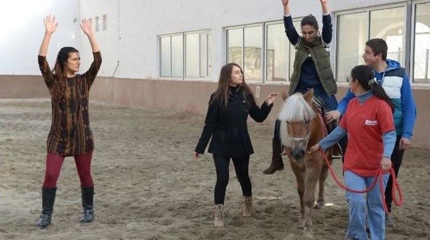 Sel&ccedil;uk&rsquo;ta Atlı Terapi Binicilik Antren&ouml;rleri Yetiştiriliyor