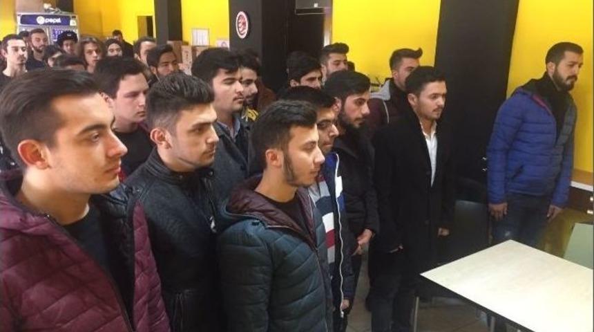 &Ccedil;om&uuml;&rsquo;de Şehitler İ&ccedil;in Saygı Duruşu