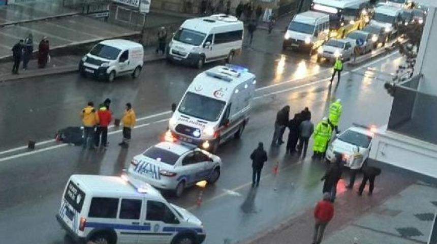 Okuluna Giden &Ouml;ğrenciye, Yolun Karşısına Ge&ccedil;erken Otomobil &Ccedil;arptı