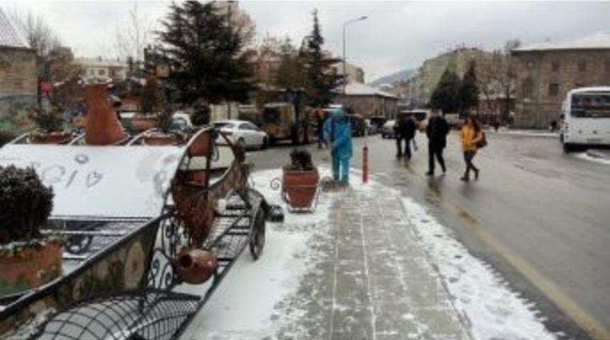 Isparta&rsquo; Da Kar Yağışı Hayatı Olumsuz Etkiledi