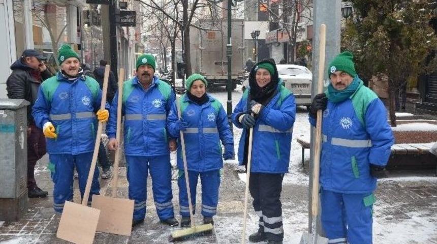 Kaldırımları Temiz Tutmak İ&ccedil;in Birlikte M&uuml;cadele Ediyorlar