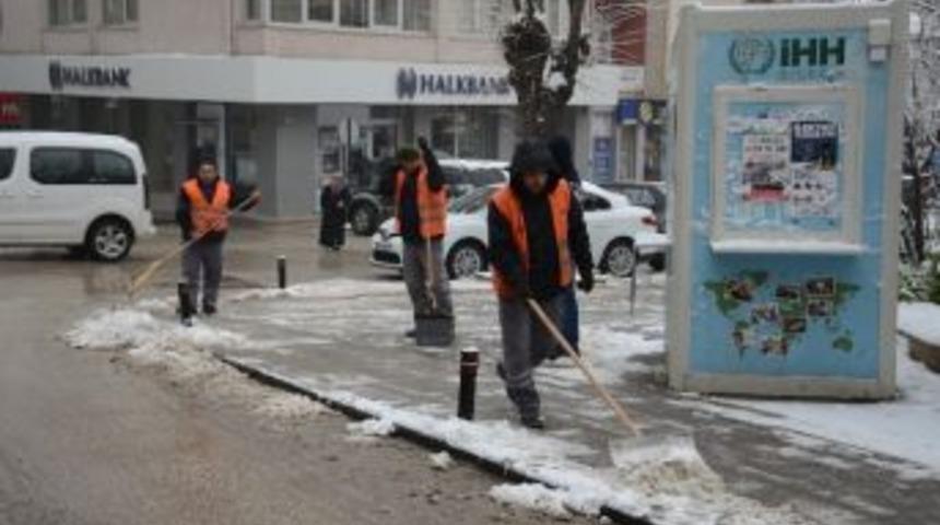 Temizlik İş&ccedil;ileri Yaya Kaldırımlarını Hummalı Bir Şekilde Temizliyor