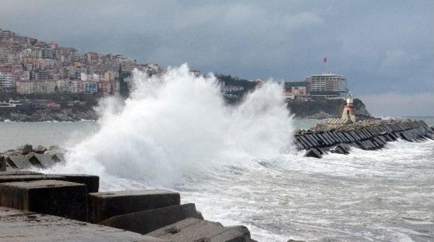 Karadeniz&rsquo;deki Dalgalar Kartpostallık G&ouml;r&uuml;nt&uuml;ler Oluşturdu