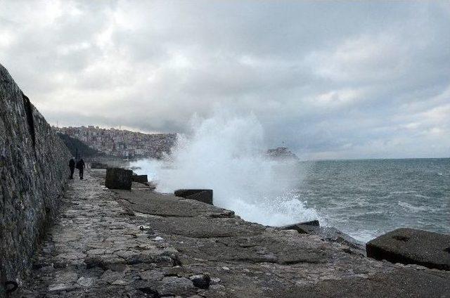 Karadeniz&rsquo;deki Dalgalar Kartpostallık G&ouml;r&uuml;nt&uuml;ler Oluşturdu 1