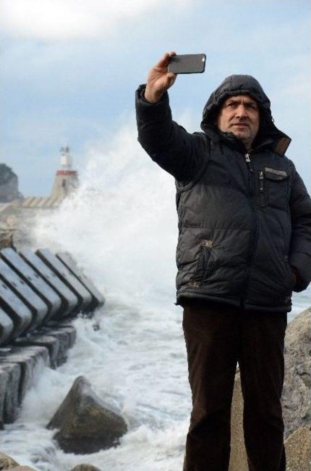 Karadeniz&rsquo;deki Dalgalar Kartpostallık G&ouml;r&uuml;nt&uuml;ler Oluşturdu 2