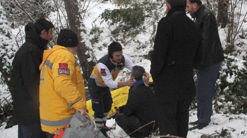 Ticari Taksi Dereye Yuvarlandı: 3 Yaralı