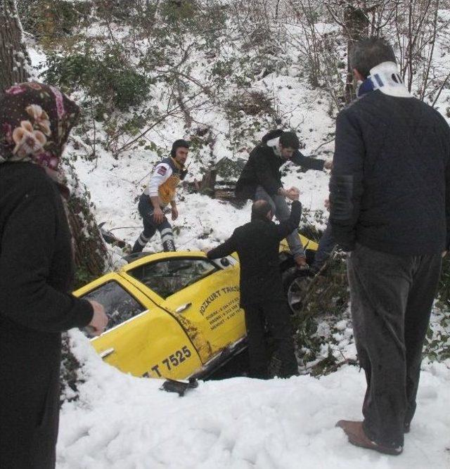 Ticari Taksi Dereye Yuvarlandı: 3 Yaralı 2