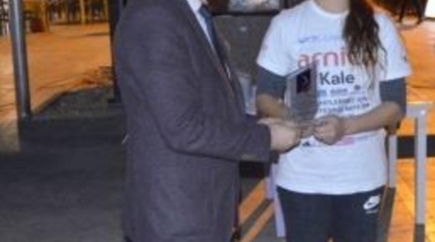 Derya Can&rsquo;dan Kaş Devlet Hastanesi&rsquo;ne Teşekk&uuml;r Plaketi