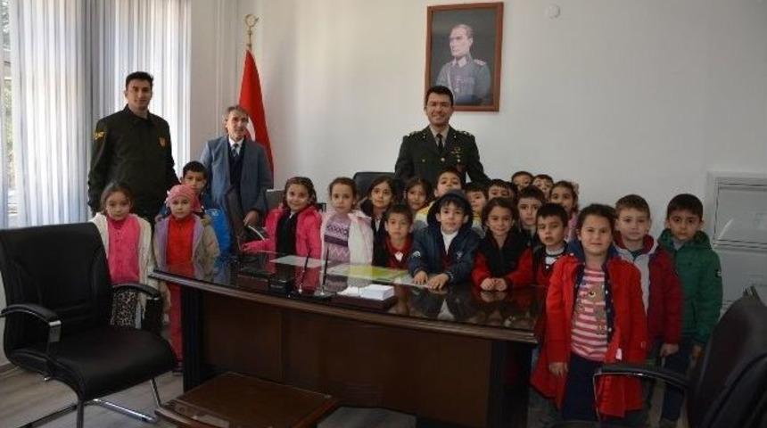 &Ouml;ğrenciler, Garnizon Komutanlığına Taziyede Bulundu