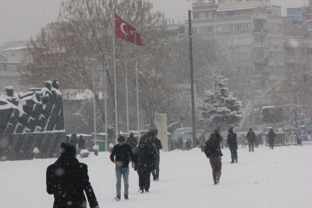 Gaziantep&rsquo;te Kar Yağışı Hayatı Fel&ccedil; Etti