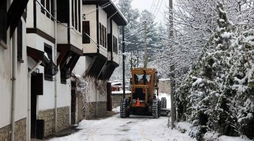 Kar, Karab&uuml;k&rsquo;te Yerini G&uuml;neşe Bıraktı