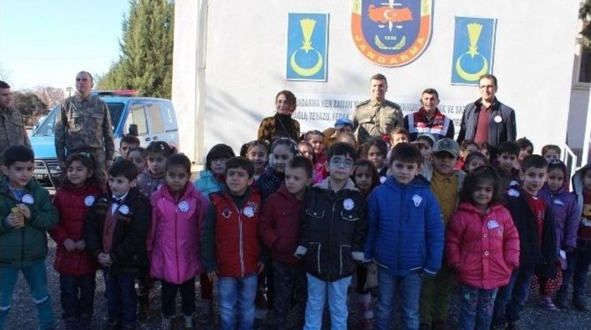 Minik &Ouml;ğrencilerden Askere Ziyareti