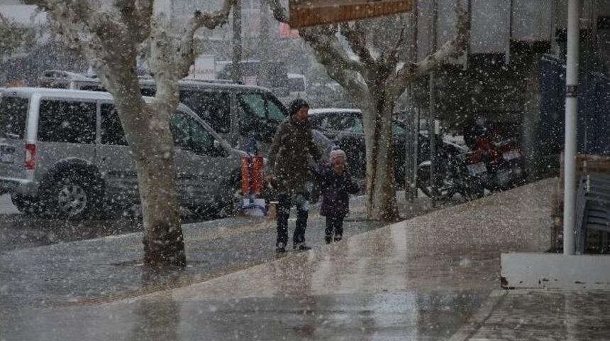 Mut&rsquo;ta 20 Yıl Sonra İlk Kez Kar Yağdı