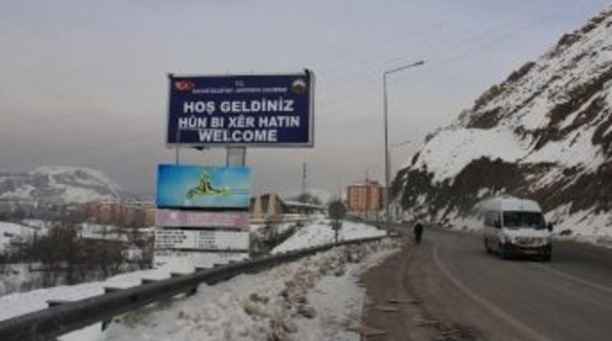 Hakkari Girişine 3 Dilli Tabela