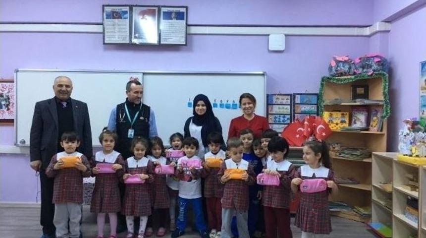 Burhaniye&rsquo;de Minik &Ouml;ğrencilere Flor&uuml;r Uygulaması