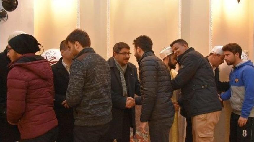 Başkan &Ccedil;elik Sabah Namazında &Uuml;niversiteli Gen&ccedil;lerle Buluştu