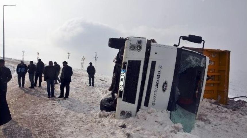 &Ccedil;&ouml;p Kamyonu Devrildi: 3 Yaralı
