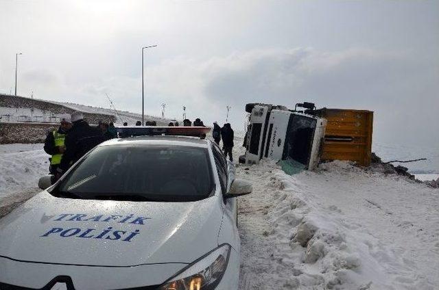 &Ccedil;&ouml;p Kamyonu Devrildi: 3 Yaralı 1