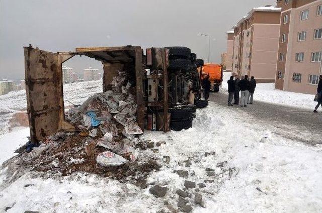 &Ccedil;&ouml;p Kamyonu Devrildi: 3 Yaralı 2