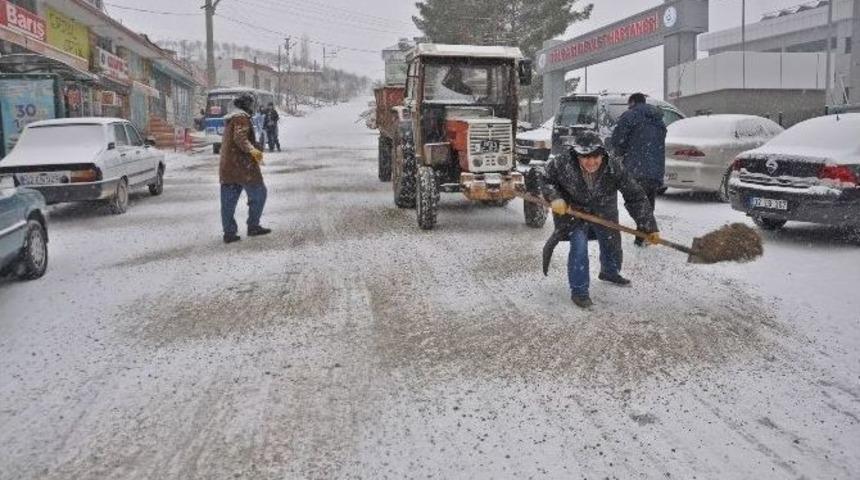 G&ouml;lbaşı İl&ccedil;esinde Buzlanmaya Karşı Tuzlama &Ccedil;alışmaları