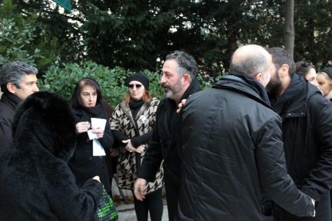 &Uuml;nl&uuml; Y&ouml;netmen Ferzan &Ouml;zpetek&rsquo;in Annesi Son Yolculuğuna Uğurlandı