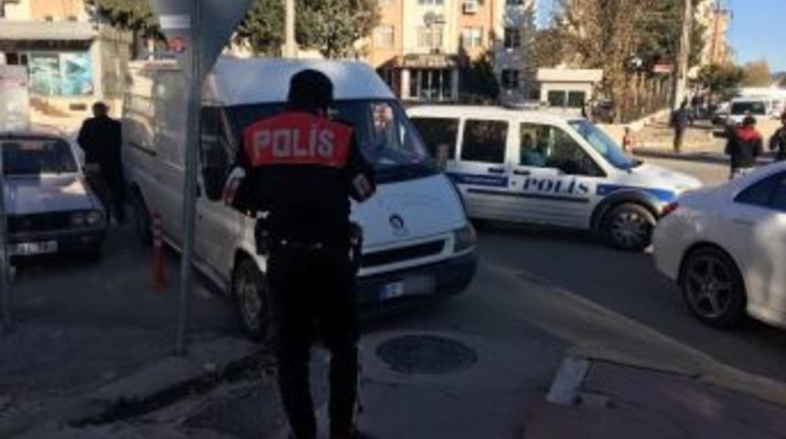 Ş&uuml;pheli Ara&ccedil; Polisi Alarma Ge&ccedil;irdi