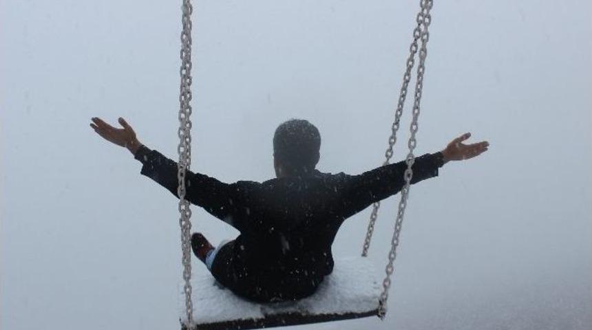 Kar Yağışı G&uuml;zelliği De Beraberinde Getirdi