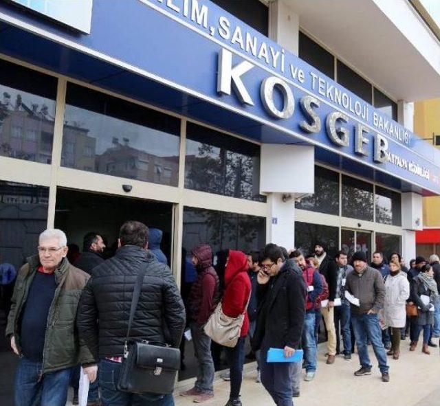 Kosgeb'de Kredi Sırası Binayı Sardı