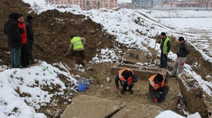 Temel Kazısında Lahitler Bulundu