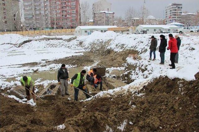 Temel Kazısında Lahitler Bulundu