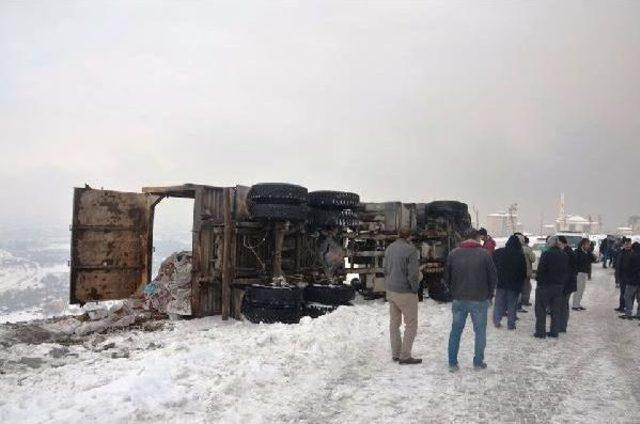 Malatya'da Çöp Kamyonu Devrildi: 3 Işçi Yaralı