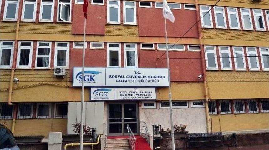 D&uuml;nyaca &Uuml;nl&uuml; Futbolcu Sgk Binasını Satın Aldı