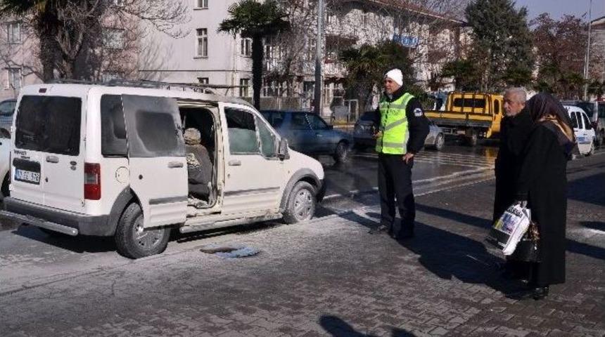 Yanan Otomobil Trafiği Aksattı