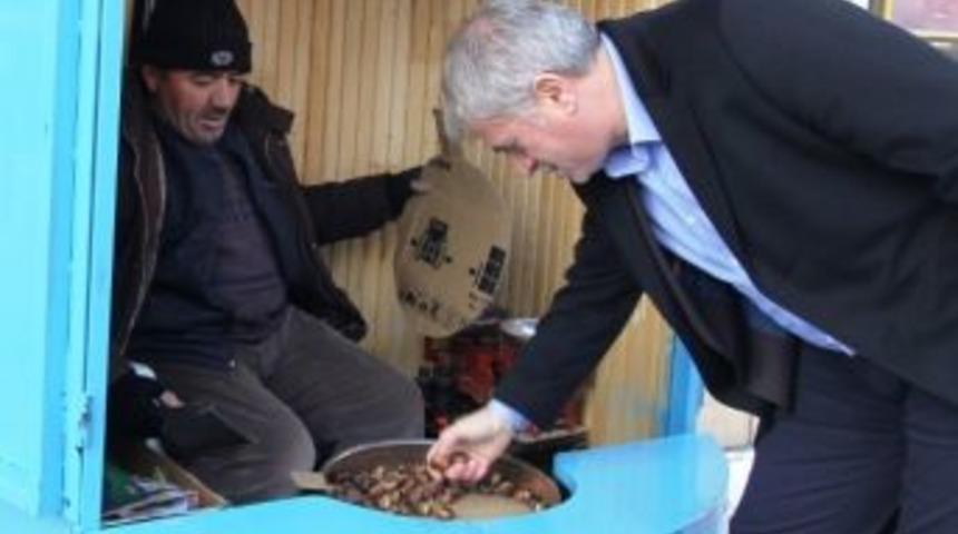 Bayburt Belediyesi Kestane Satıcılarının Y&uuml;z&uuml;n&uuml; G&uuml;ld&uuml;rd&uuml;