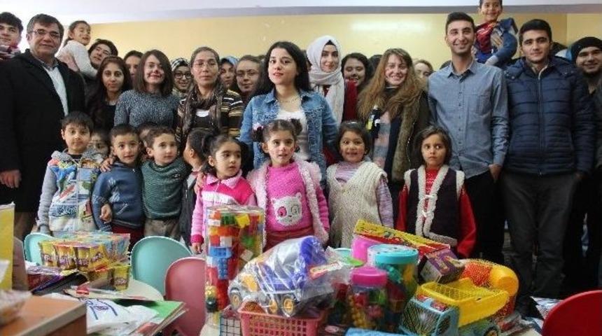 &Uuml;niversite &Ouml;ğrencilerinden İlkokula Yardım Eli