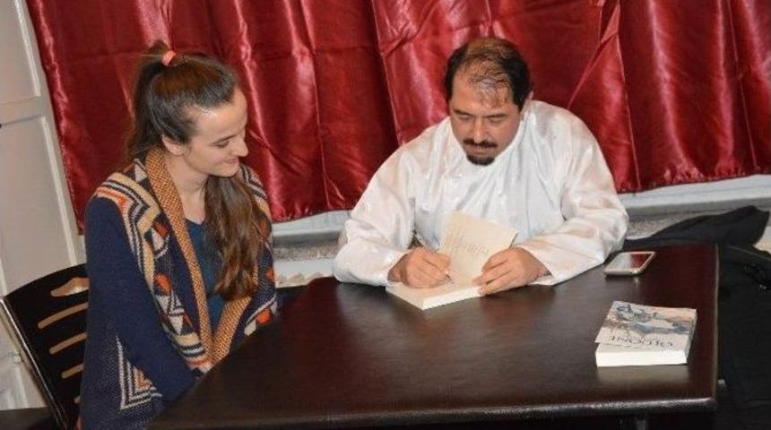 Yazar Mehmet Levent Kaya, &rsquo;&rsquo;&ouml;l&uuml;&ouml;ne&rsquo;&rsquo; Kitabının İmza G&uuml;n&uuml;ne Katıldı