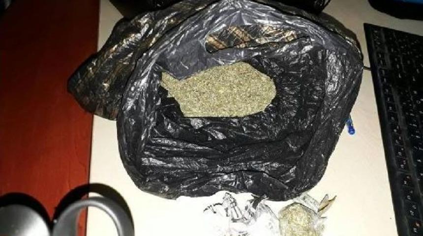 İki Yolcunun &Uuml;zerinden Uyuşturucu &Ccedil;ıktı