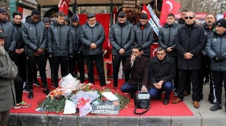 Kayserispor, 14 Askerin Şehit Olduğu Otob&uuml;s Durağını Ziyaret Etti