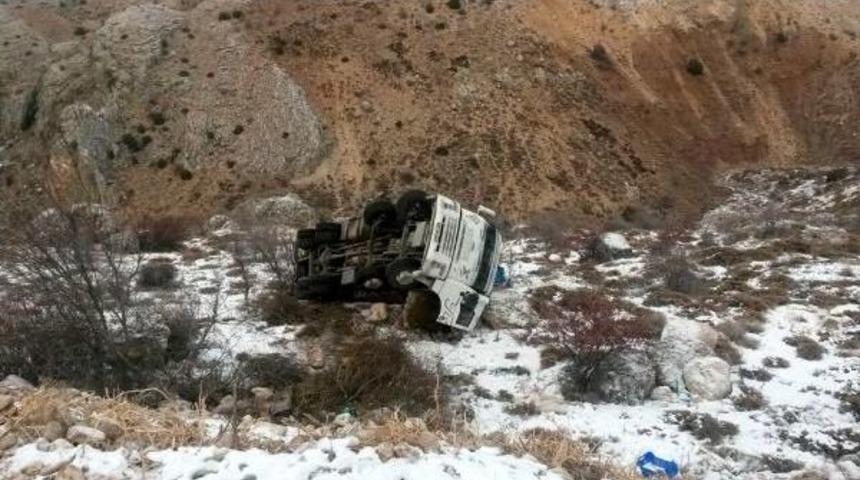 U&ccedil;uruma Yuvarlanan Kamyondan Son Anda Atlayıp Kurtuldu