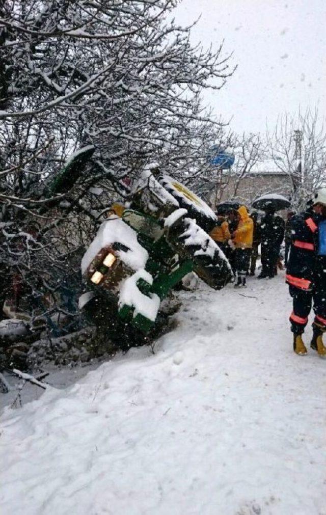 Karda Devrilen Traktörün Altında Kalan Sürücü Öldü