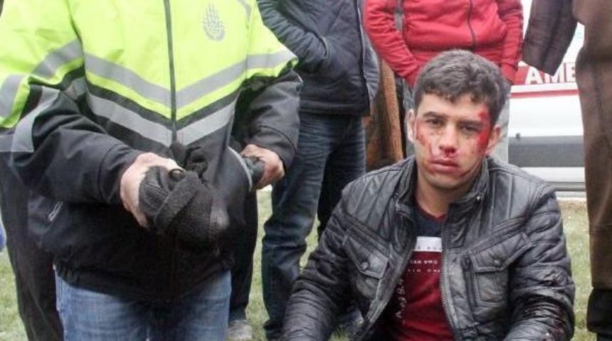 Şanlıurfa&rsquo;Da, Otomobilin &Ccedil;arptığı Motosikletteki 2 Kişi Yaralandı