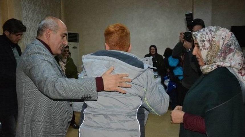 Kilis Belediyesinden İhtiya&ccedil; Sahibi &Ccedil;ocuklara Mont Ve Bot Yardımı