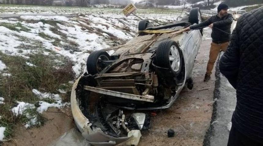 Kaygan Yolda Otomobil Takla Attı: 2 Yaralı