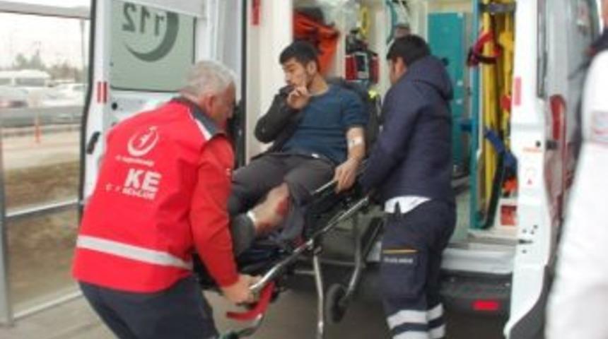 Motosiklet Devrildi: 2 Yaralı